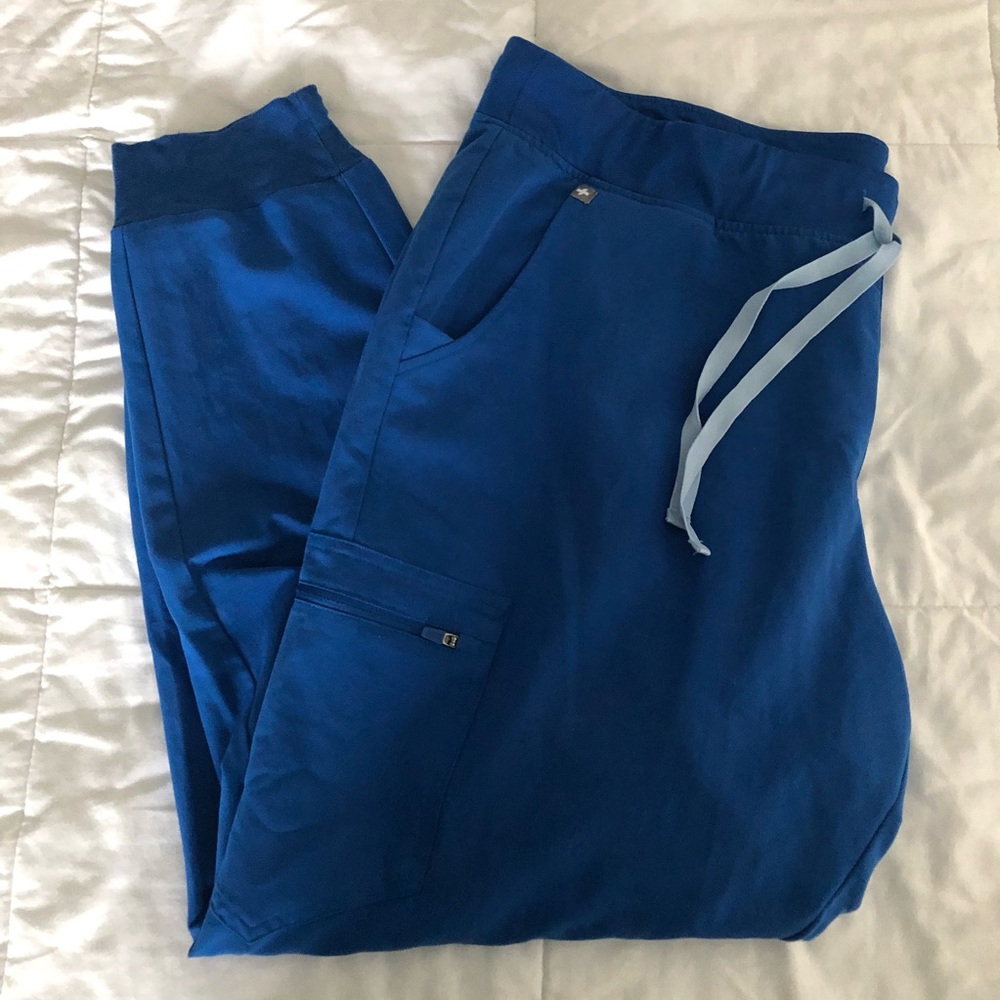 FIGS Women’s Zamora jogger scrub pant in blue